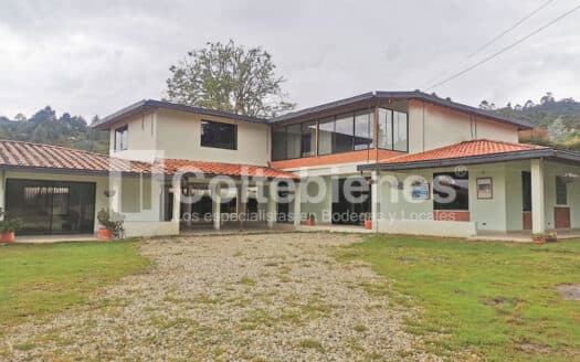 Venta de casa lote en Santa Elena-Medellín