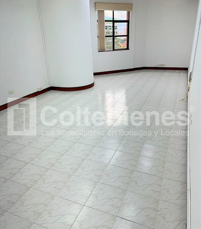 Oficina en arriendo en El Poblado-Medellín foto 2