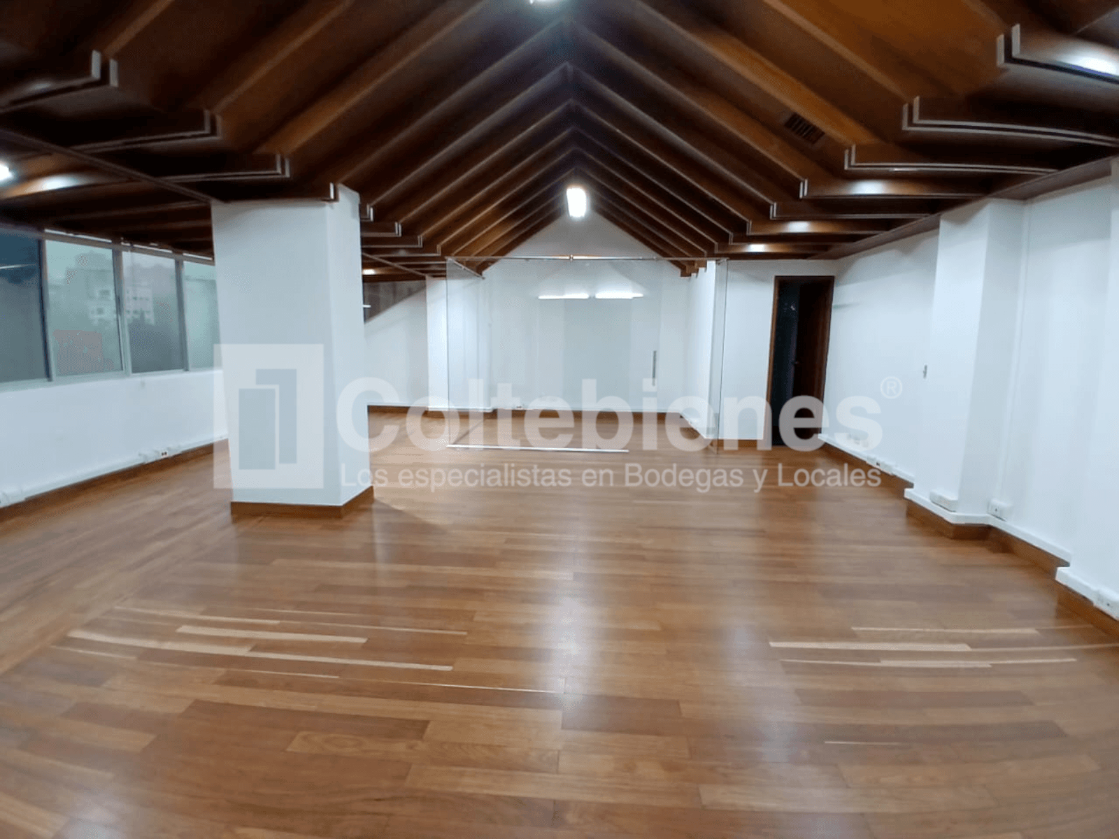 Arriendo de oficina en El Poblado-Medellín foto 2