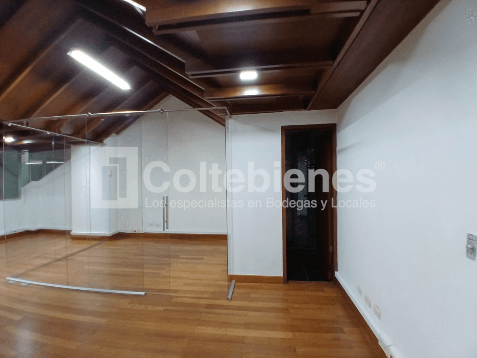 Arriendo de oficina en El Poblado-Medellín foto 3