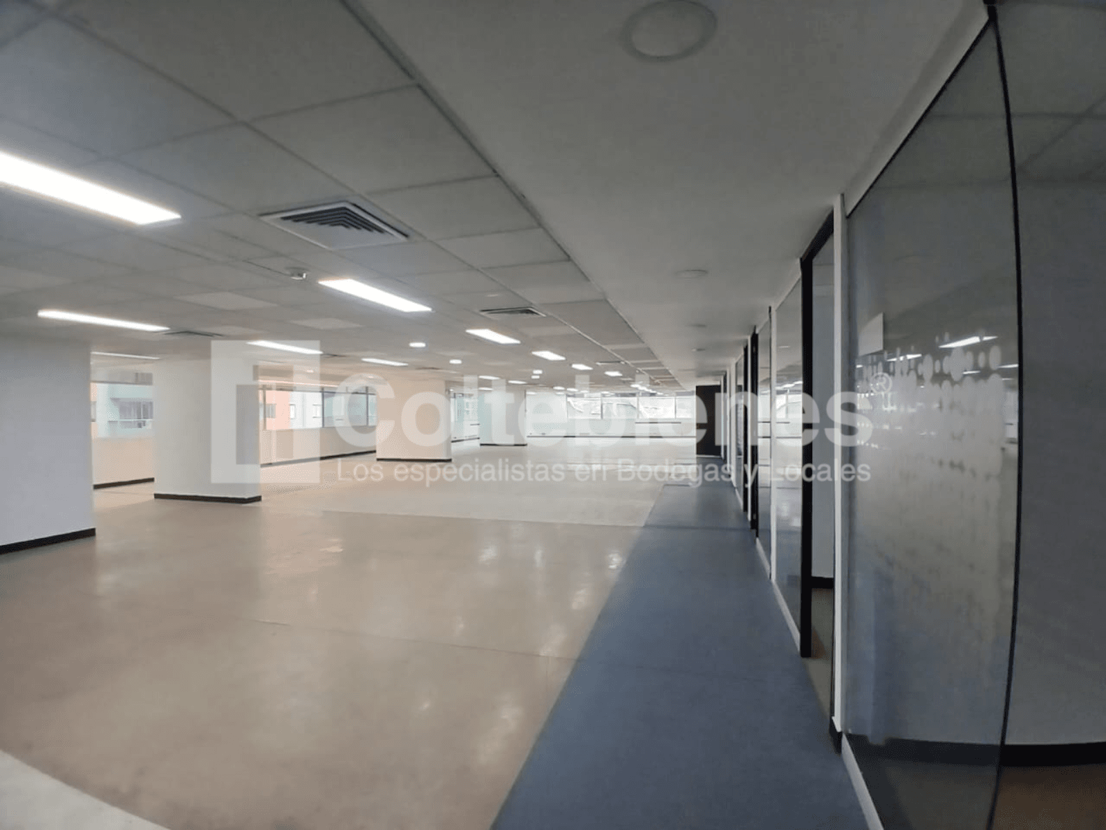 Hermosa oficina en arriendo/venta en El Poblado-Medellín