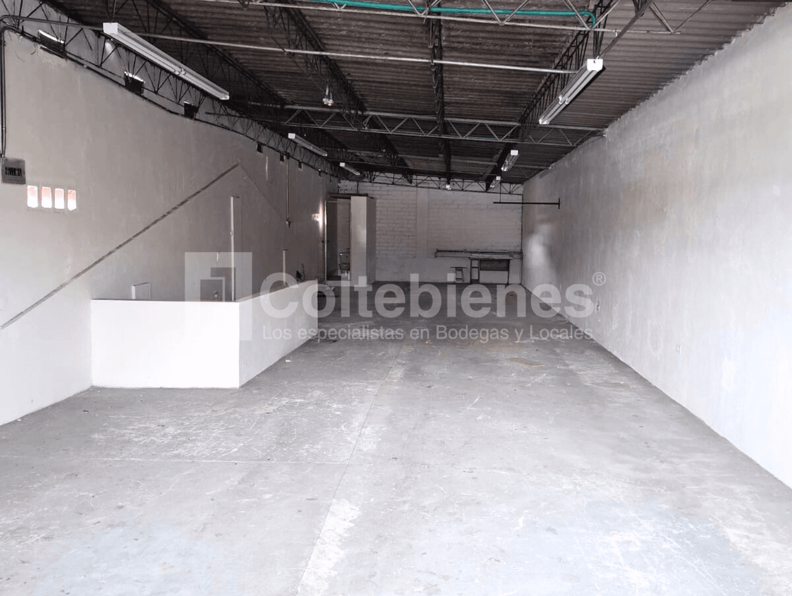 Bodega esquinera en arriendo en Perpetuo Socorro-Medellín foto 3