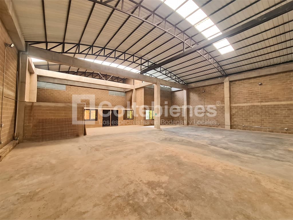 Bodega nueva con 6 m de altura y 45 kVA en La Estrella