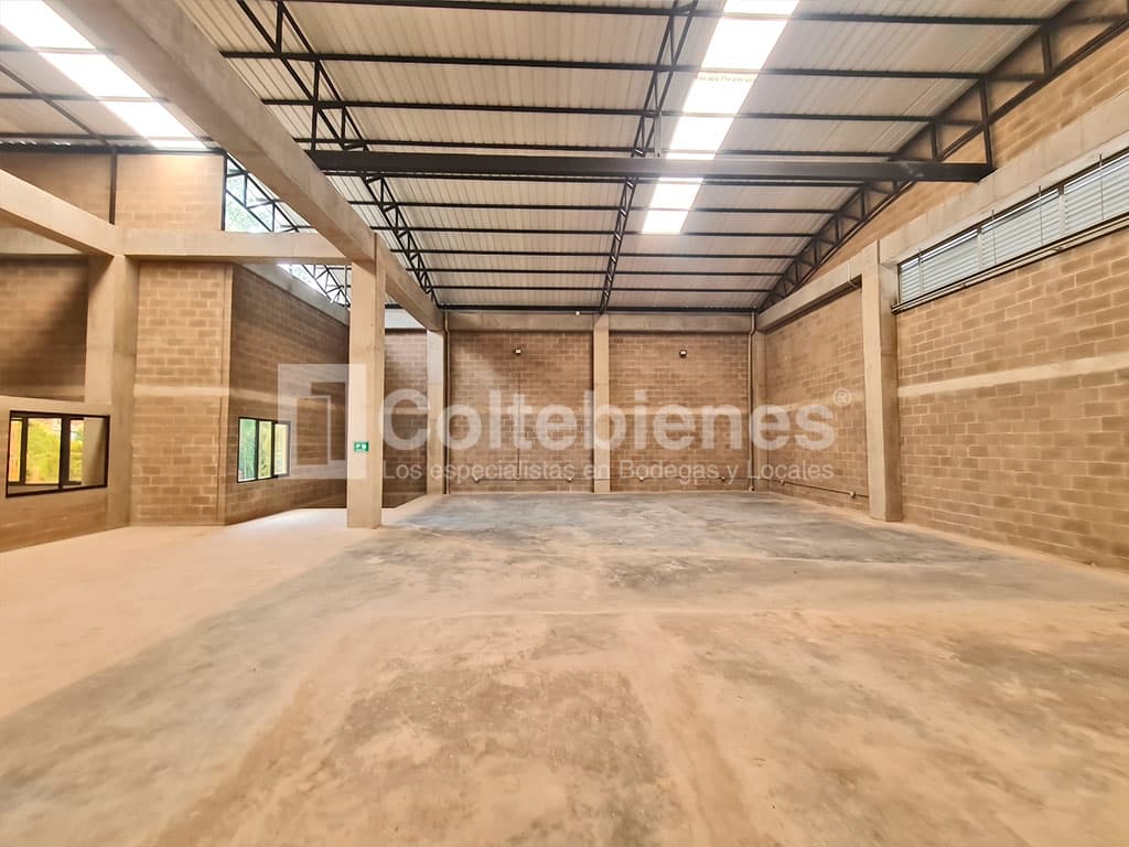 Bodega nueva con 6 m de altura y 45 kVA en La Estrella foto 2