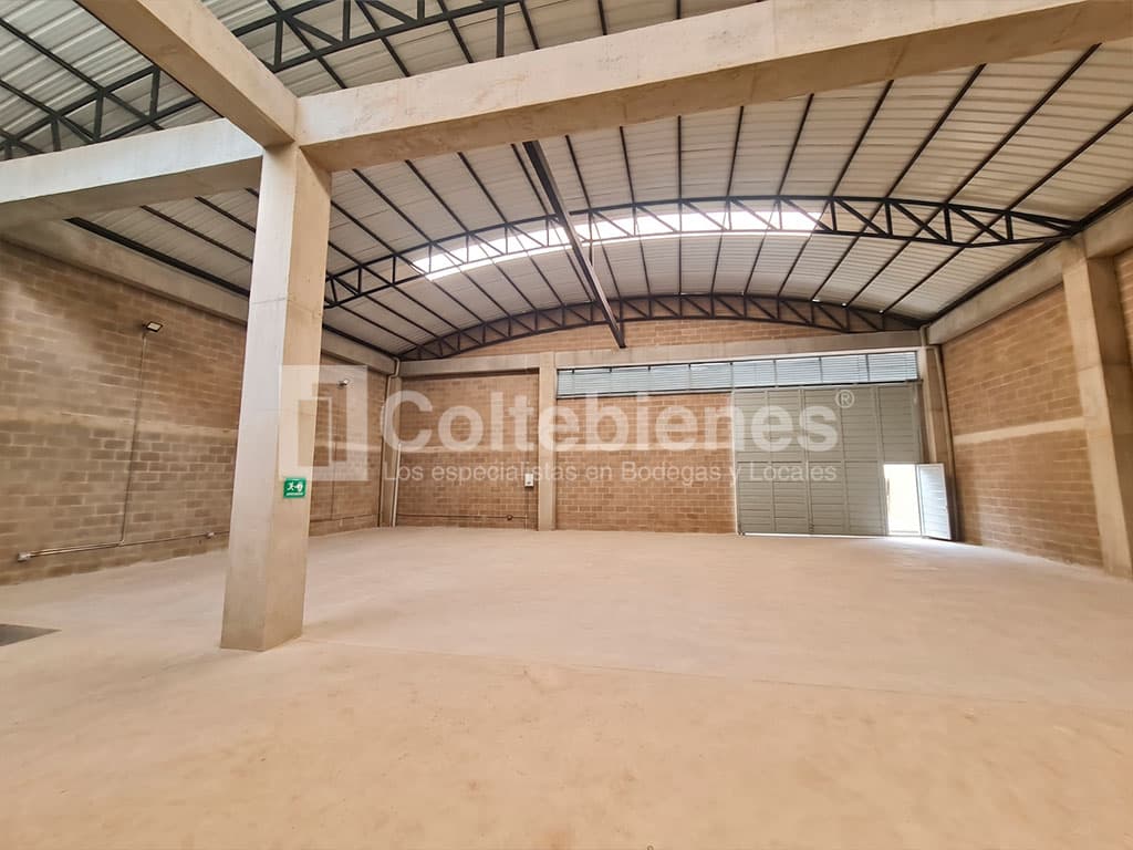 Bodega nueva con 6 m de altura y 45 kVA en La Estrella foto 4