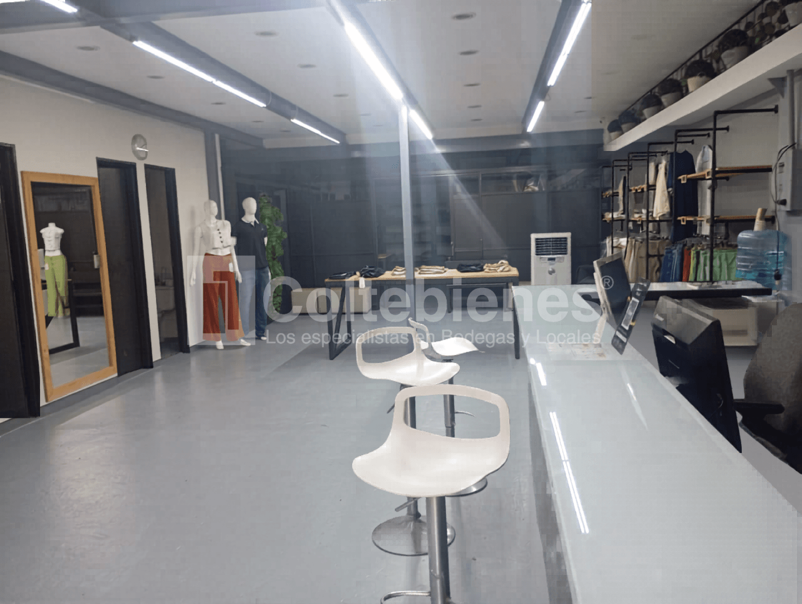 Bodega en arriendo/venta en centro comercial de Guayabal