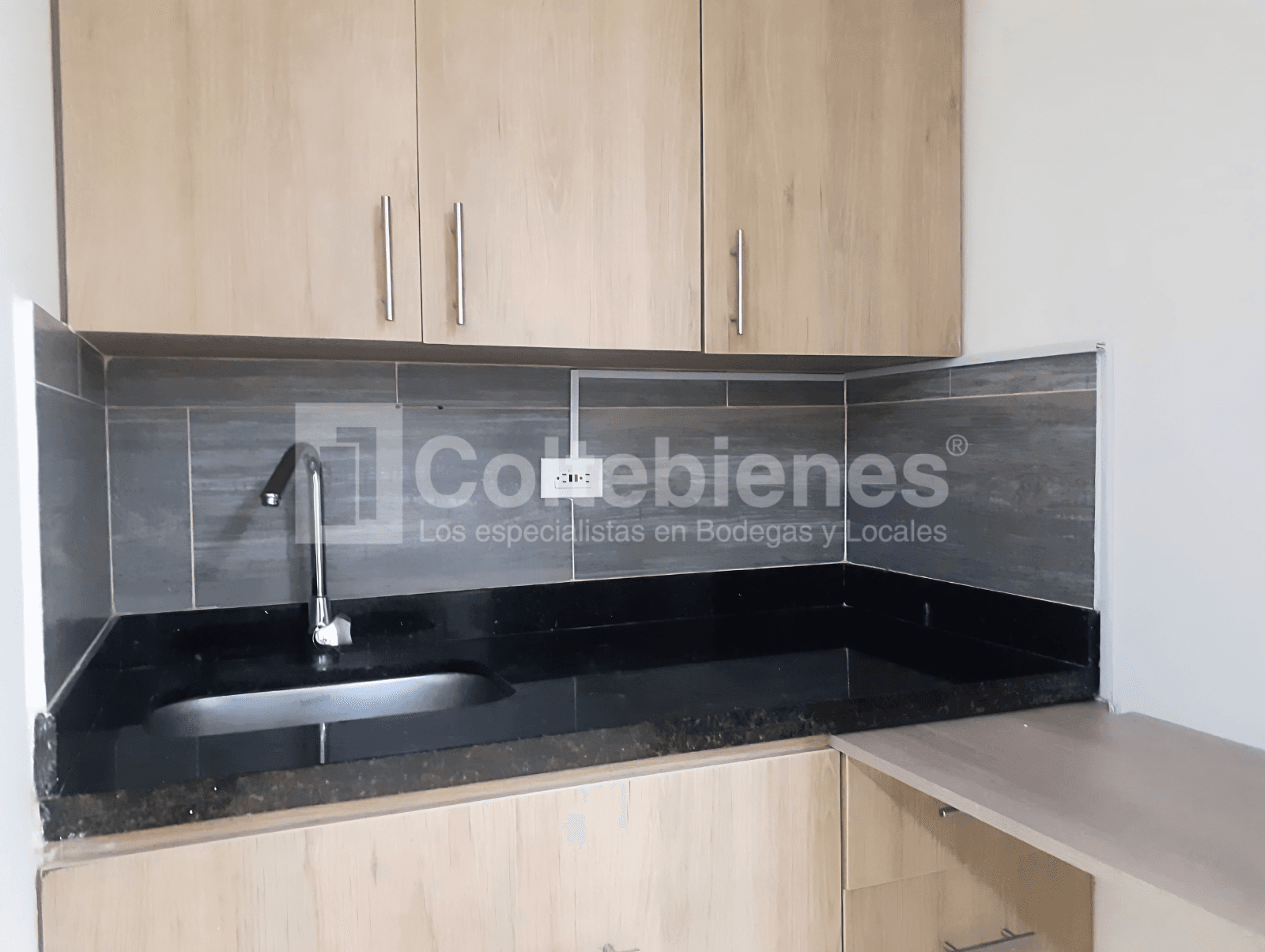 Local en arriendo en centro comercial de El Rodeo-Guayabal foto 2