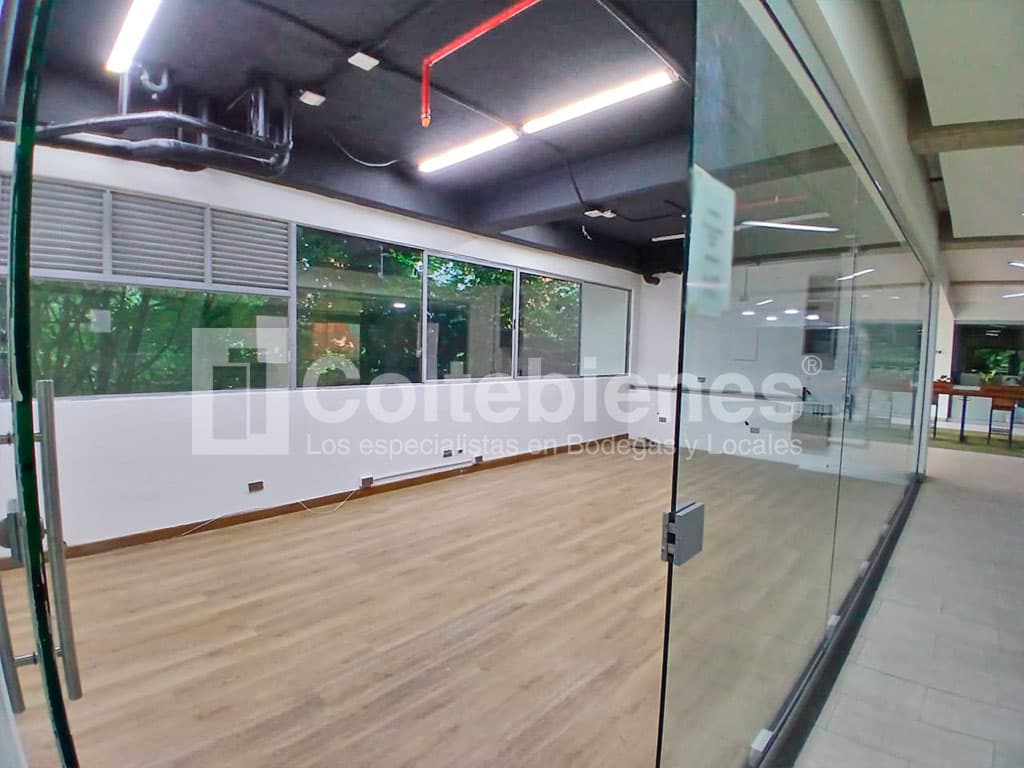 Local en arriendo en centro comercial de El Poblado-Medellín foto 2