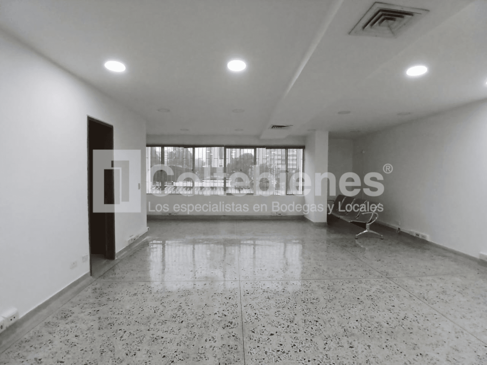 Oficina en arriendo en El Poblado-Medellín foto 2