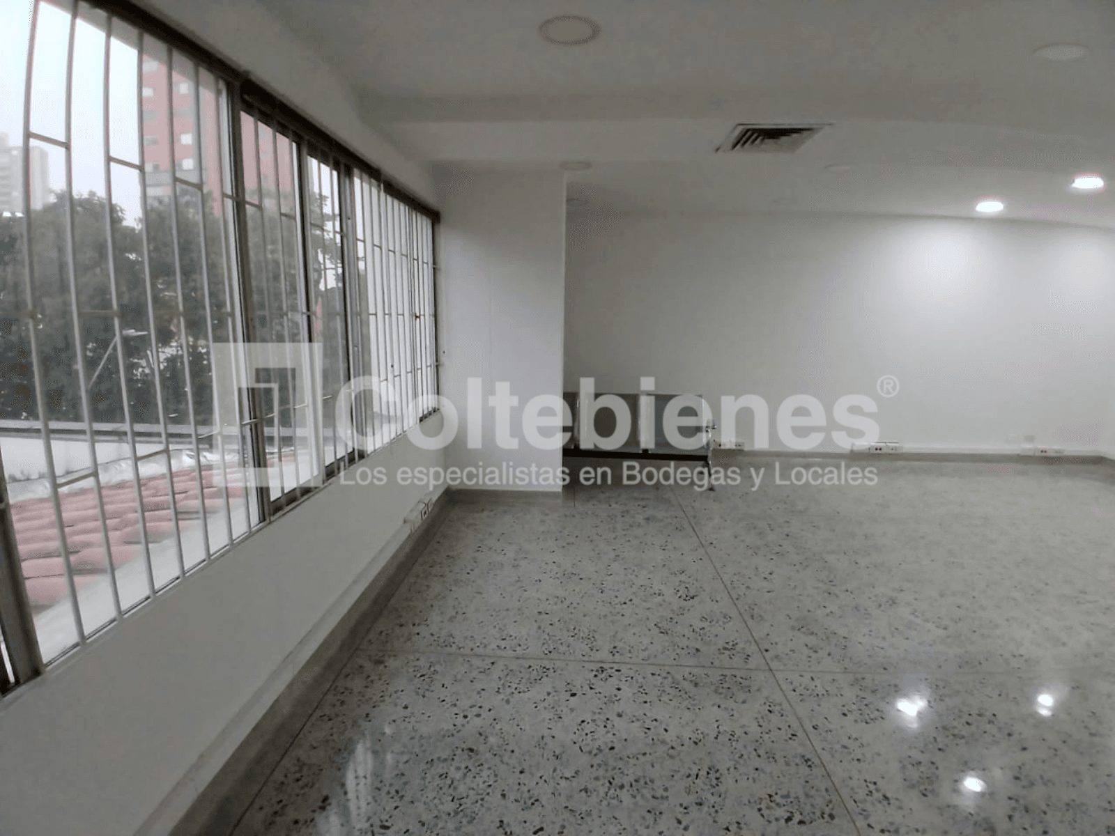 Oficina en arriendo en El Poblado-Medellín foto 4
