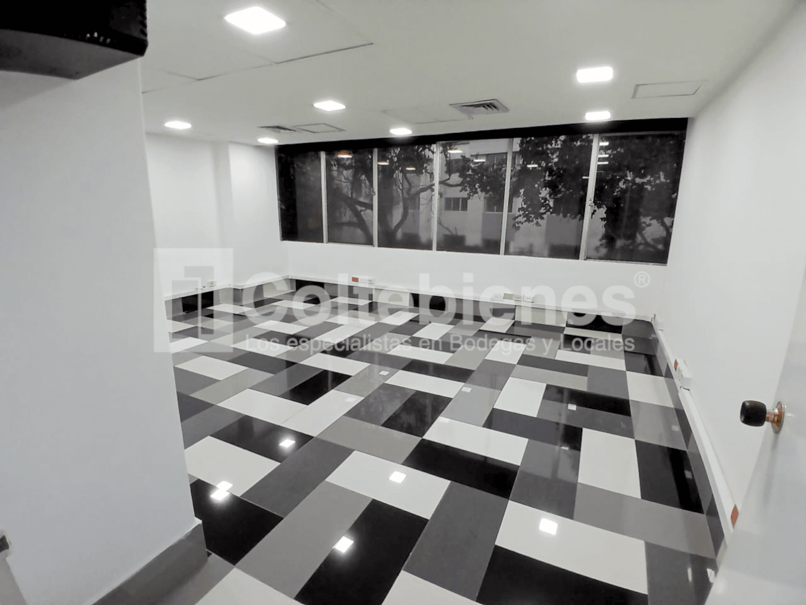 Arriendo de oficina en El Poblado-Medellín foto 3