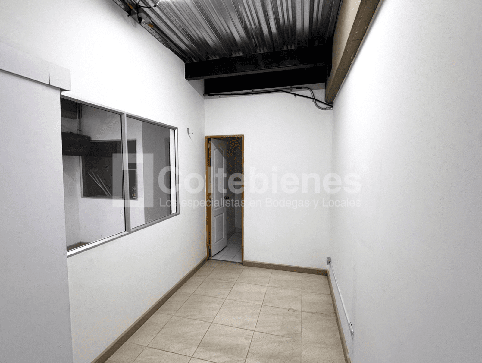 Amplia oficina en arriendo en Capricentro-Itagüí foto 4