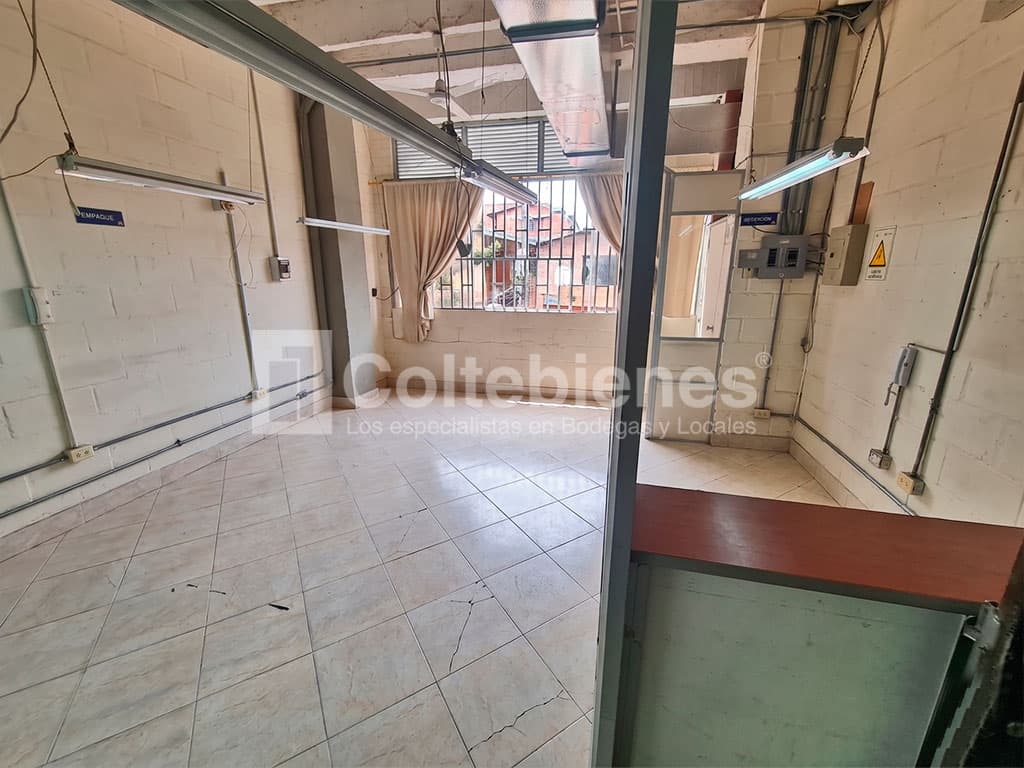 Bodega en arriendo en el sector de Cristo Rey-Medellín foto 2