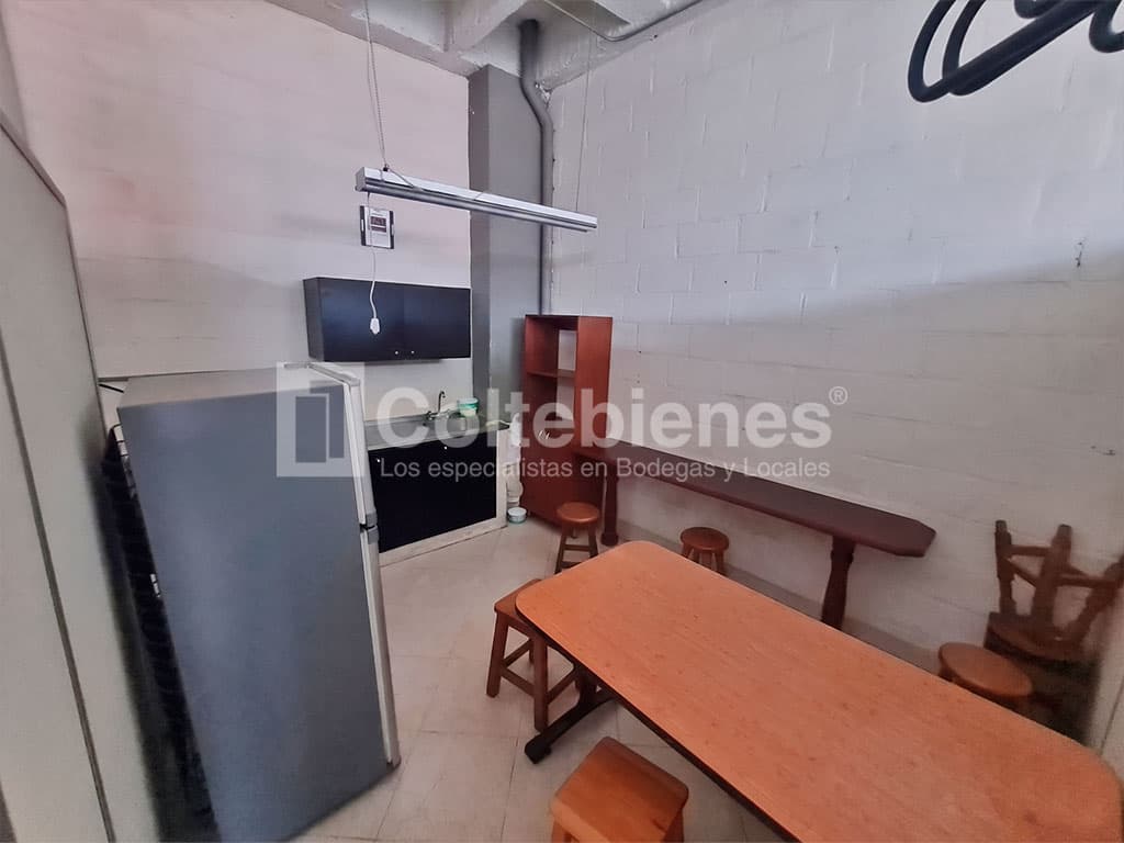Bodega en arriendo en el sector de Cristo Rey-Medellín foto 5