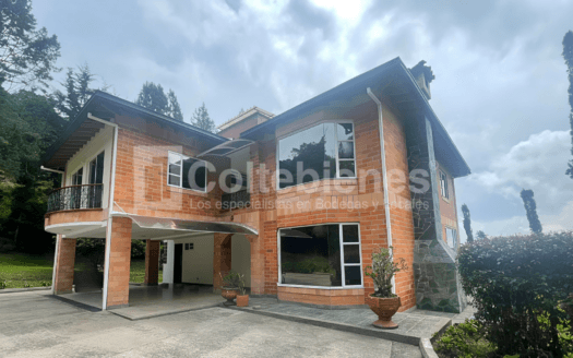 Hermosa casa de 1.450 m² en arriendo/venta en el Alto del Escobero-Envigado
