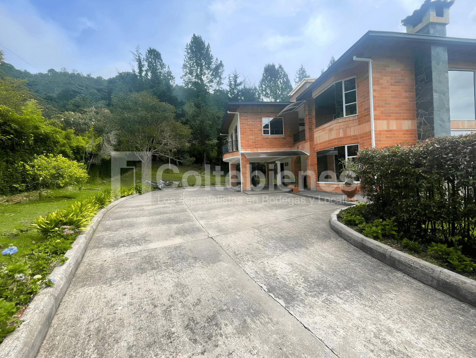 Hermosa casa de 1.450 m² en arriendo/venta en el Alto del Escobero-Envigado foto 4