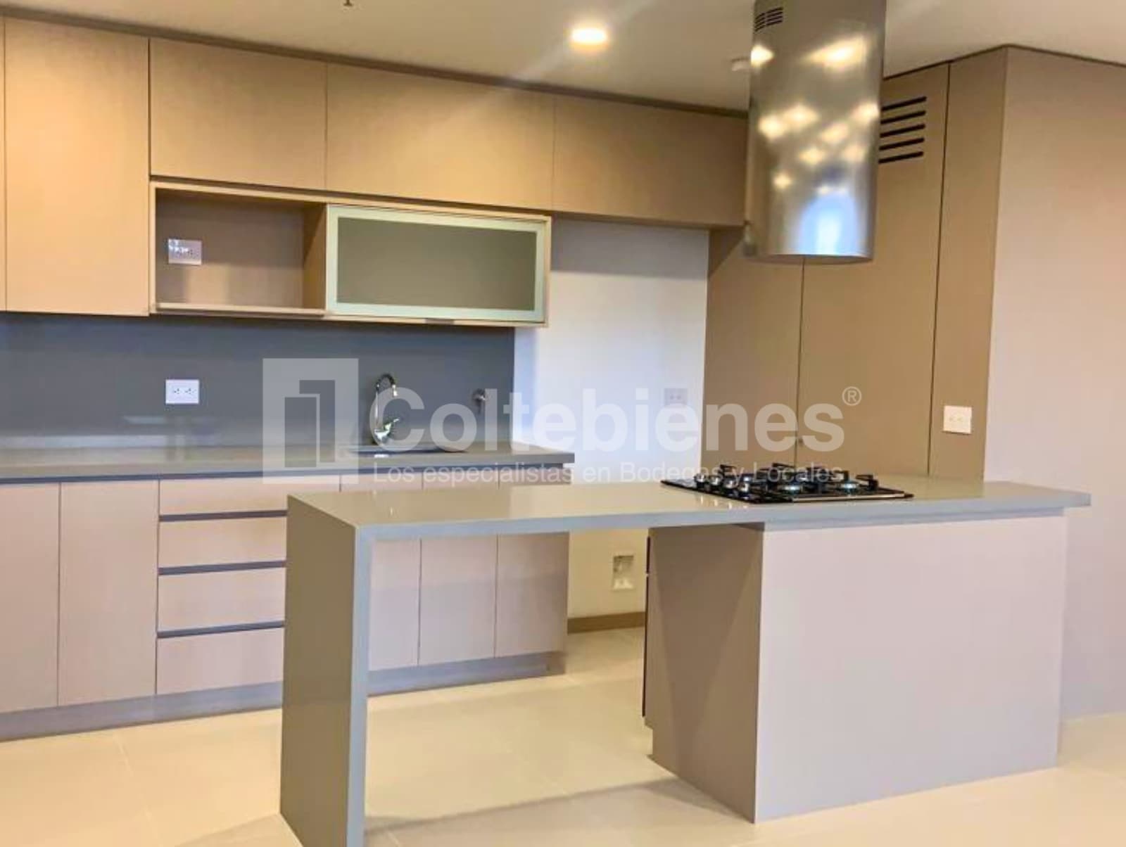 Apartamento en venta – Altos del Poblado, Medellín