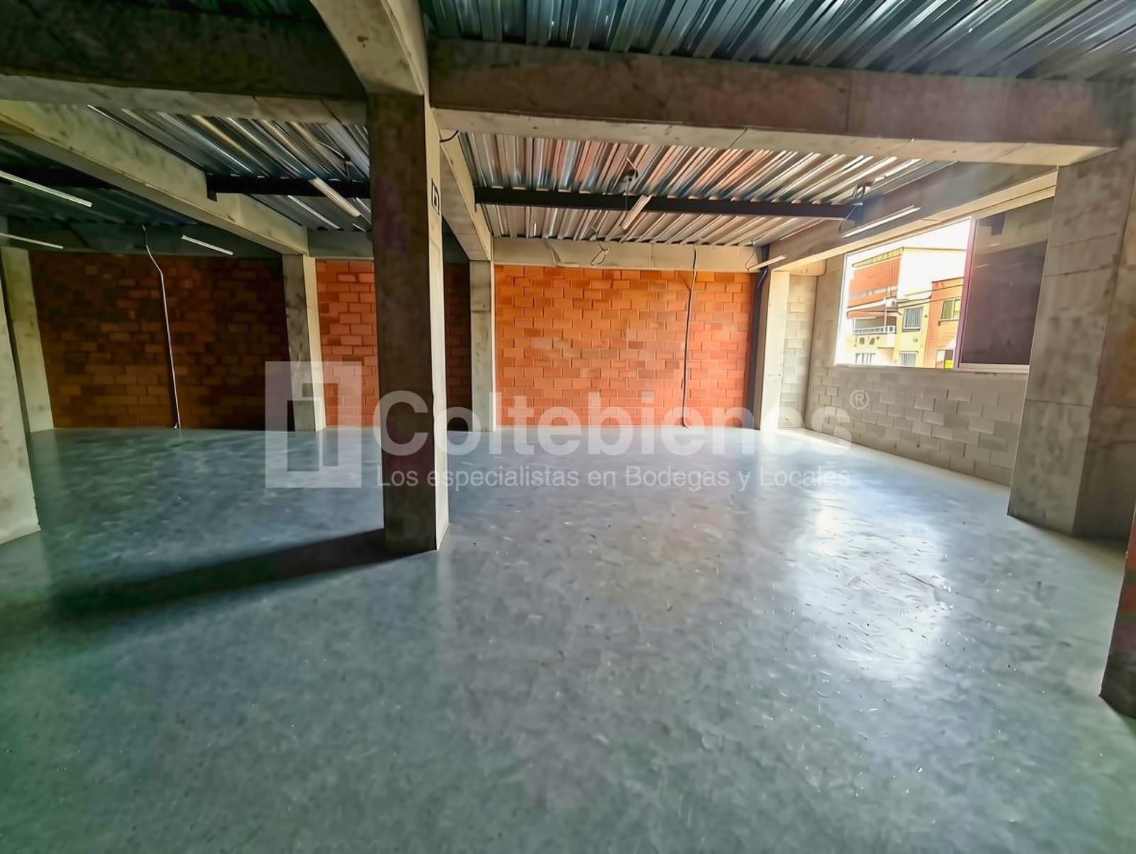 Bodega en arriendo - Cristo Rey, Medellín foto 2