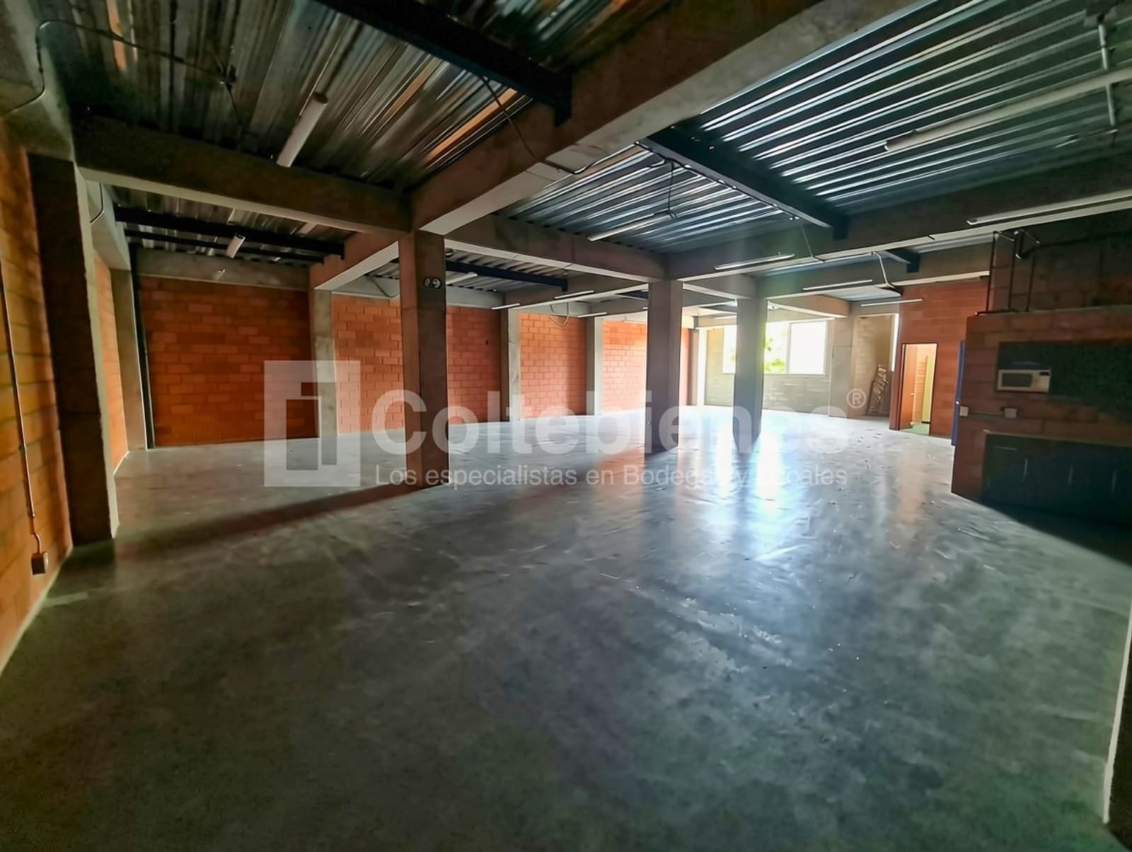 Bodega en arriendo - Cristo Rey, Medellín foto 3