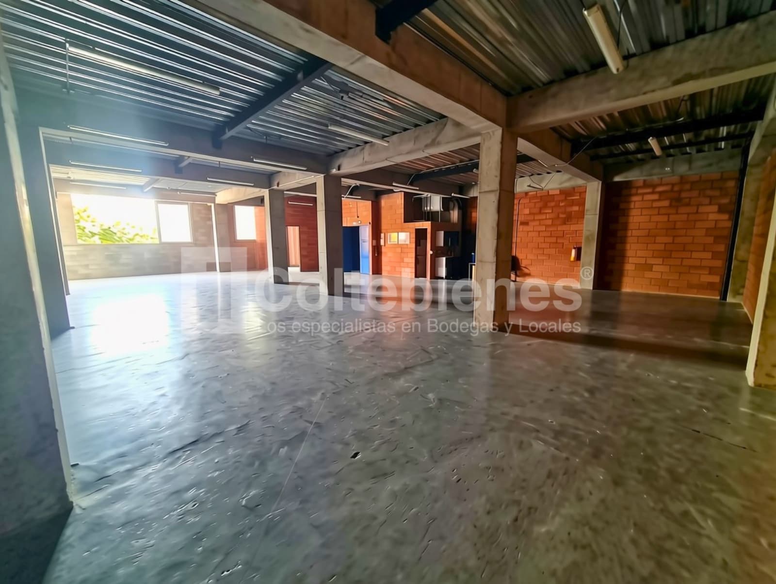 Bodega en arriendo - Cristo Rey, Medellín foto 4