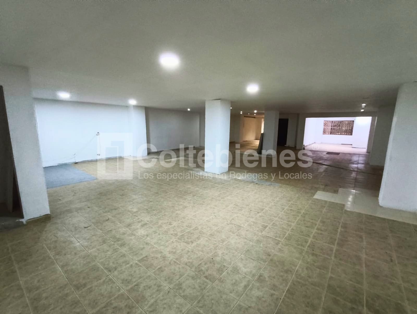 Bodega en arriendo - Zona industrial de Belén, Medellín foto 2