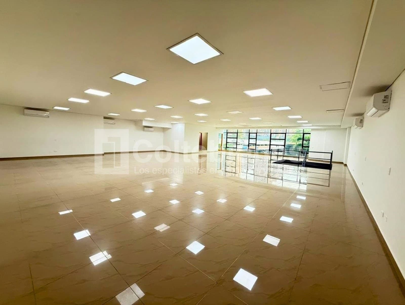 Oficina en arriendo - Barrio Colombia foto 2